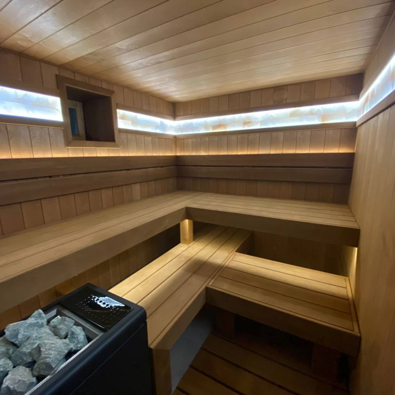 Сауна в Коростово из термоольхи с белоснежными линиями гималайской соли. Ширина доски в 135 мм придает небольшому помещению массивность