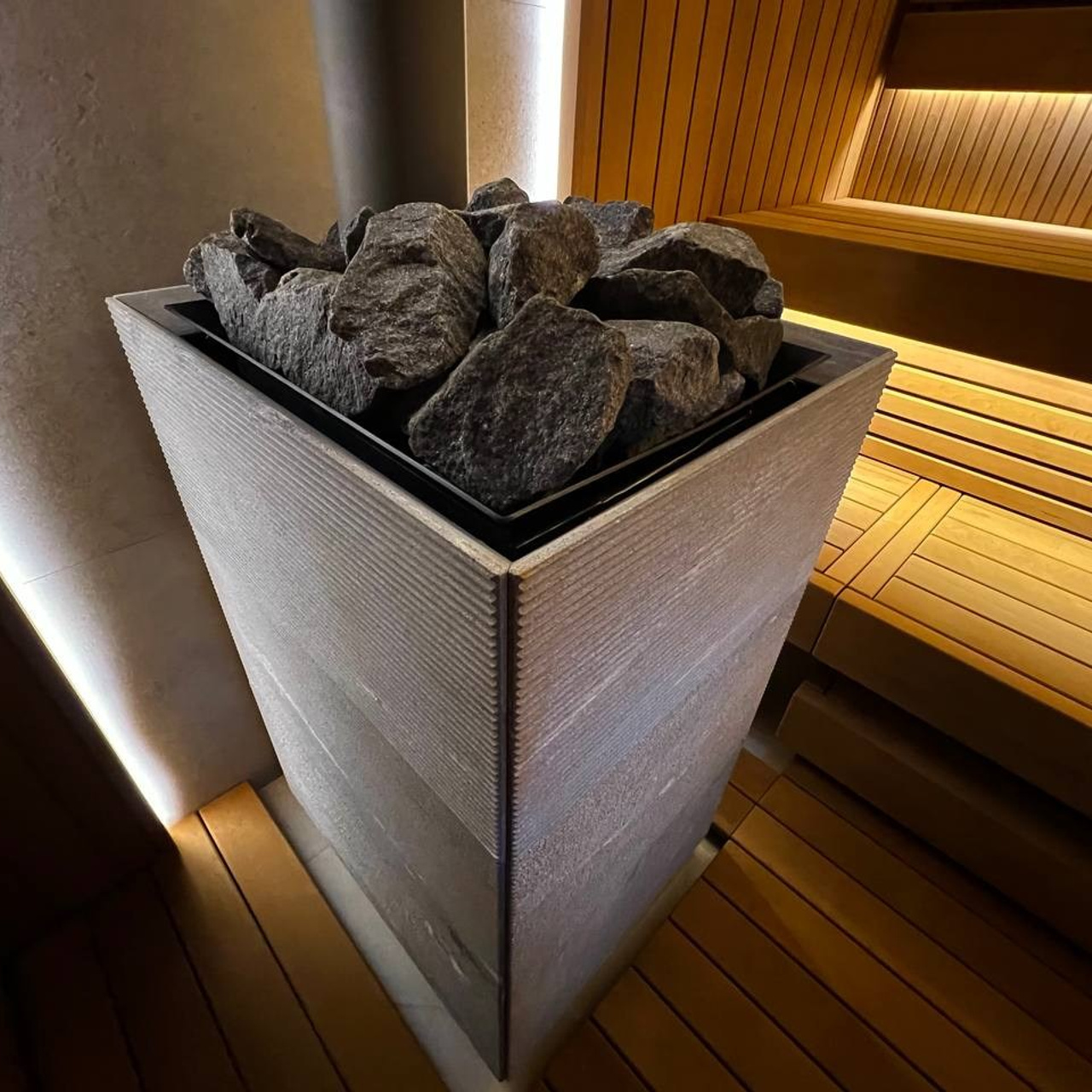 Если очень захотеть- можно найти и установить каменку Tulikivi и вокруг неё собрать отличную парную по дизайн- проекту MBsaun
