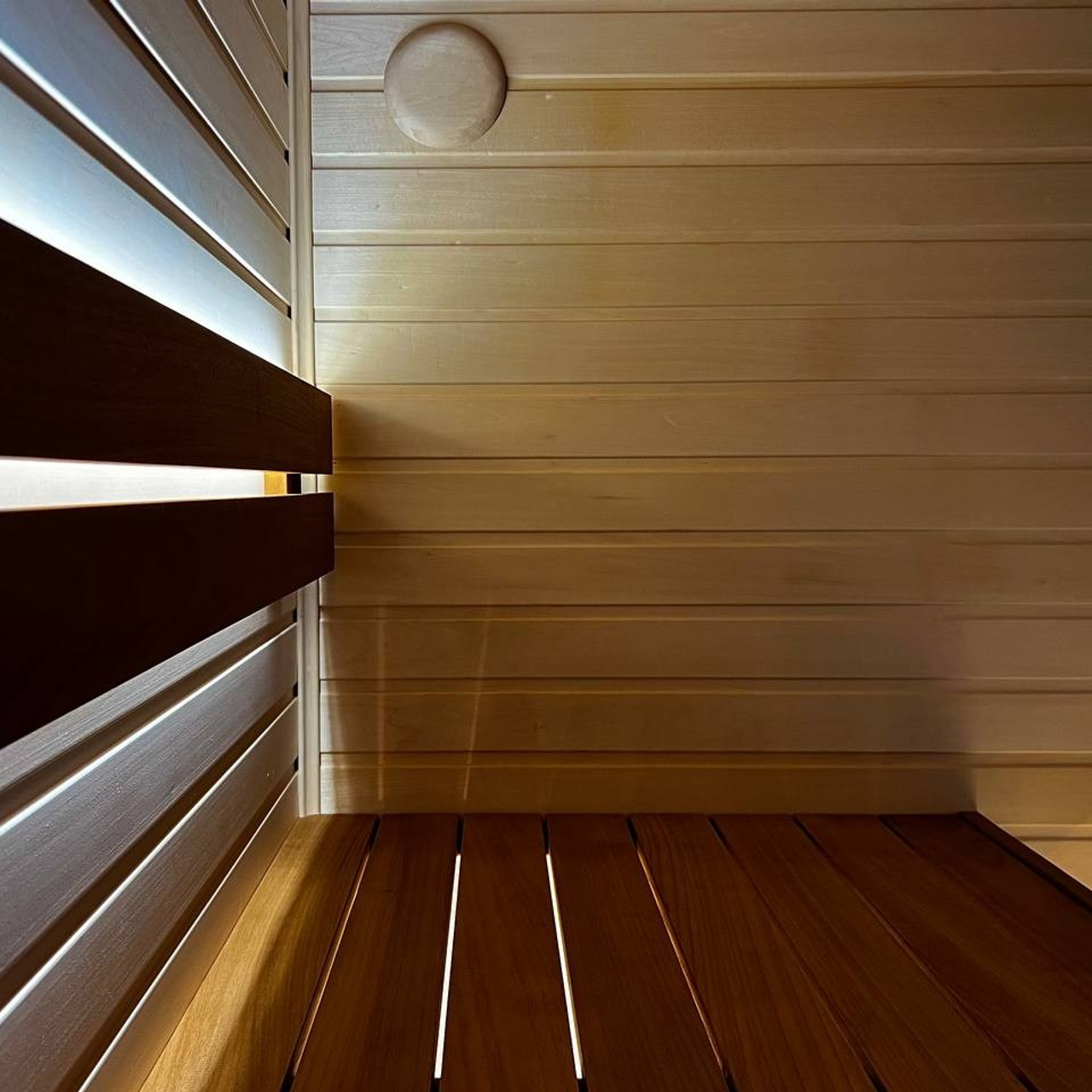 Парная в Коробицино выполнена из необычного сочетания светлой липы, термоабаши и брашированной доски Шале на потолке