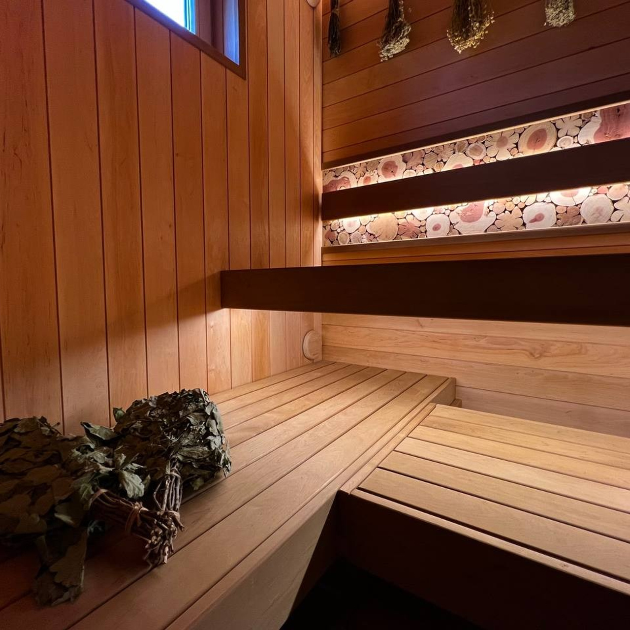 Семейная баня в&nbsp;Рощино из&nbsp;ольхи с&nbsp;можжевеловым панно, яркой печной зоной, закарнизной подсветкой и&nbsp;печью от&nbsp;производителя Aston