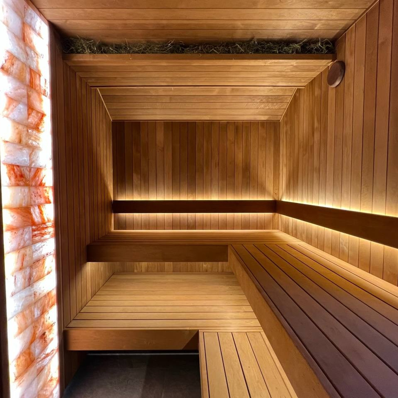 Атмосферная парная в&nbsp;Садах Времени с&nbsp;большим панно из&nbsp;гиммалайской соли, сеном с&nbsp;горных лугов Крыма и&nbsp;теплой линейной подсветкой