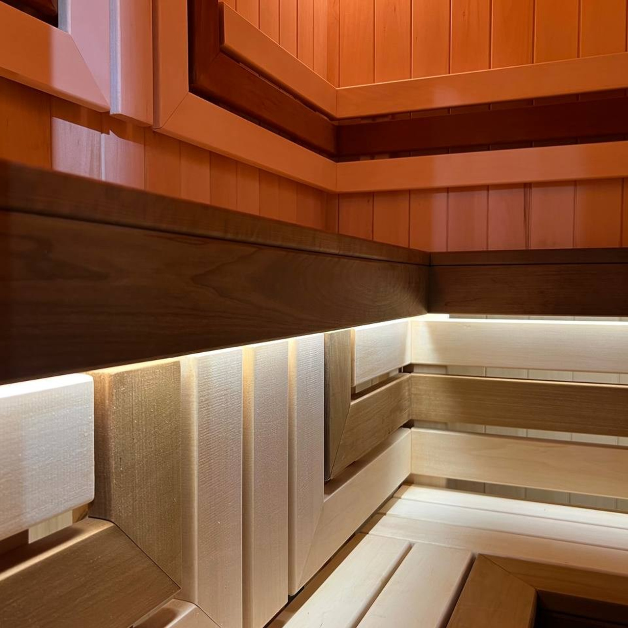 Баня в Грузино — сочетание липы и термоосины в свете диодов и солевых ламп, строгие линии и тёплая атмосфера.