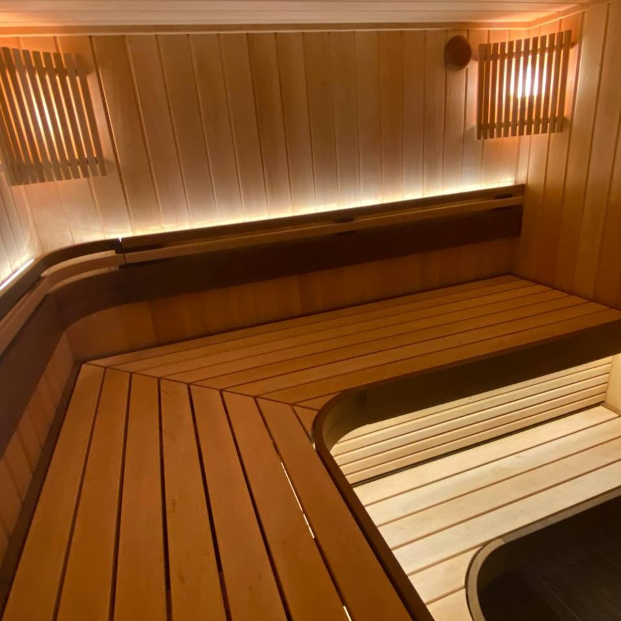 Сауна в Металлострое: ольха, радиальные элементы, олдскульные светильники и светодиодная подсветка. Harvia Virta — сердце этой парной.