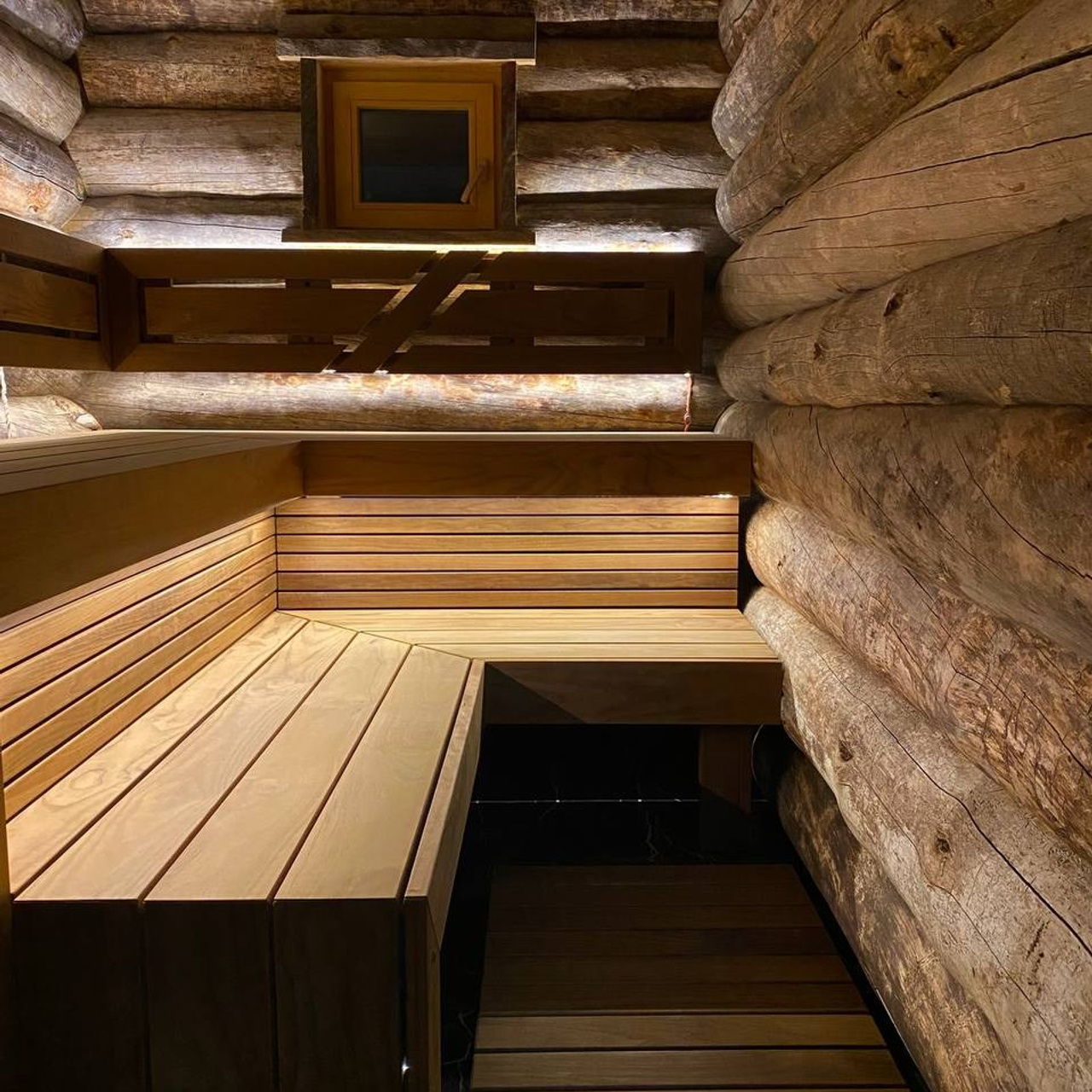 Парная в Низино: стены из Kelo, термоольховые полки в два уровня и дизайнерский подспинник с мягкой LED-подсветкой.