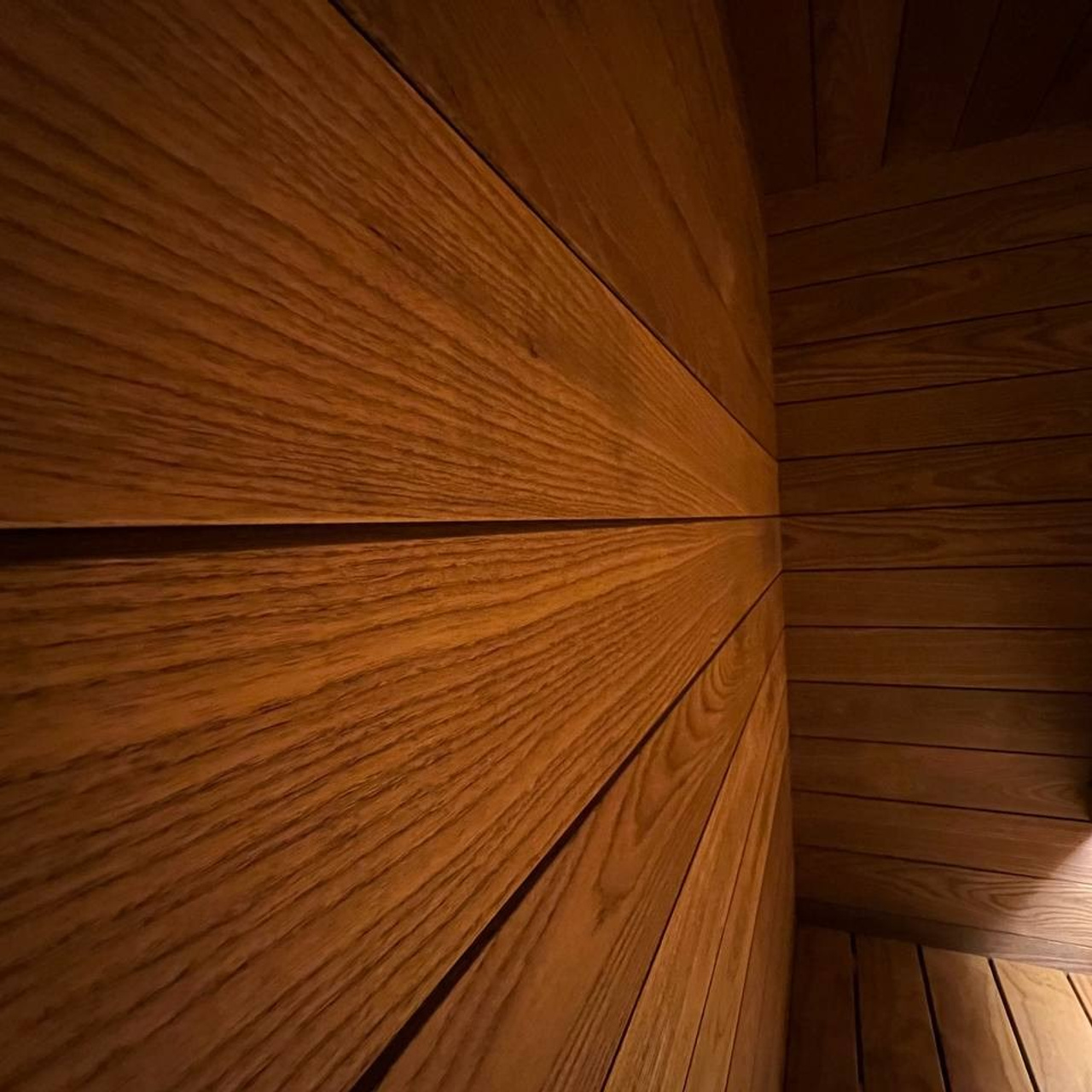 Сауна на Крестовском выполнена из термообработанного ясеня и новозеландской термососны. Эксклюзивное сочетание прямо в квартире