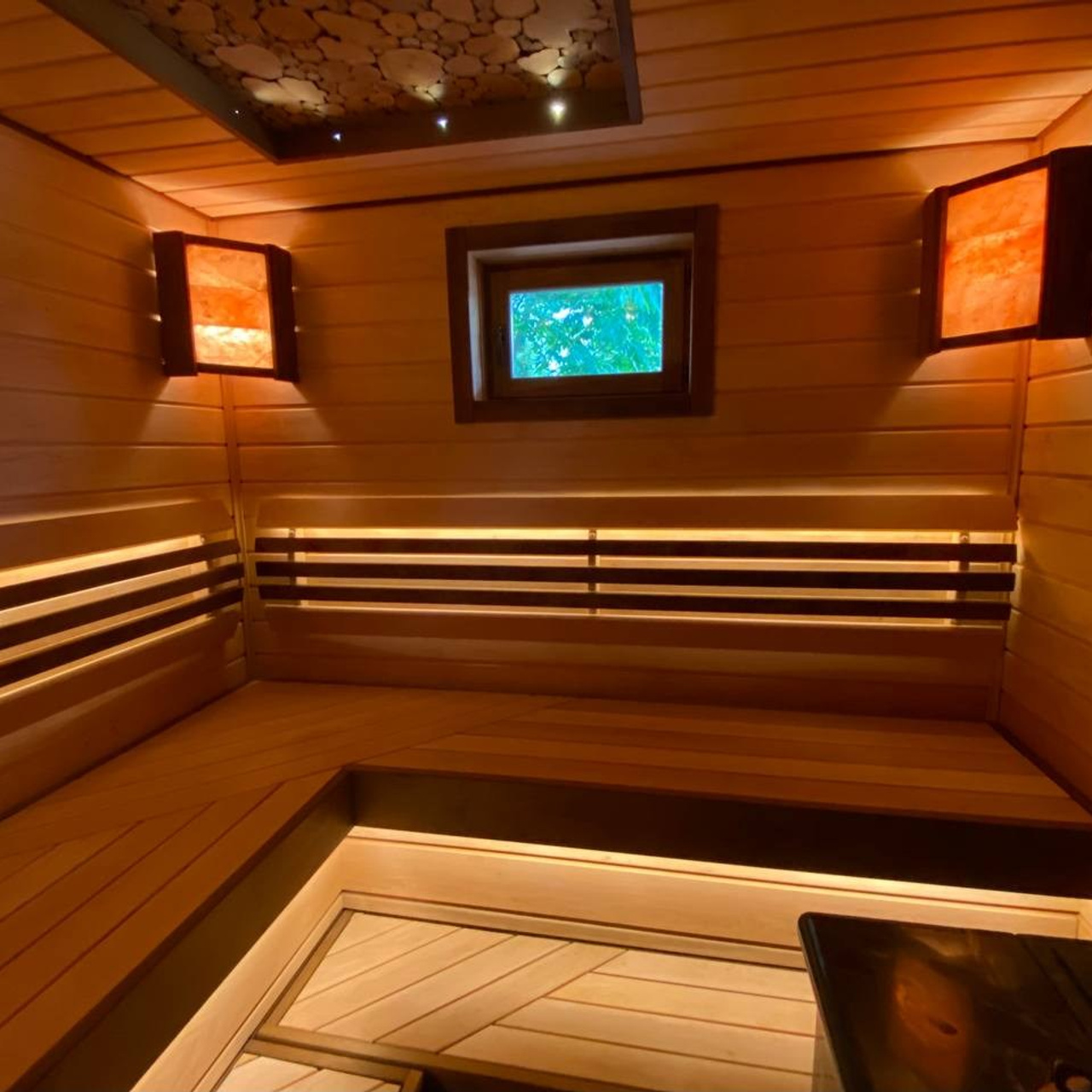 Парная в Токсово: печь Easysteam, ольховые полки с диагональными зашивками, анатомические спинки и мягкий свет солевых ламп.