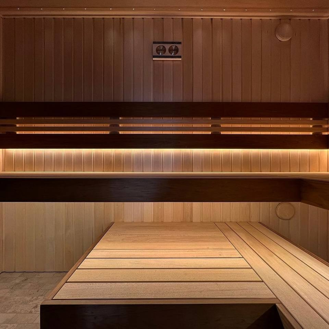 Атмосферная парная в Петергофских дачах выполнена в светлых тонах липы и абаши, с контрастной интеграцией термоабаши и тальколорита