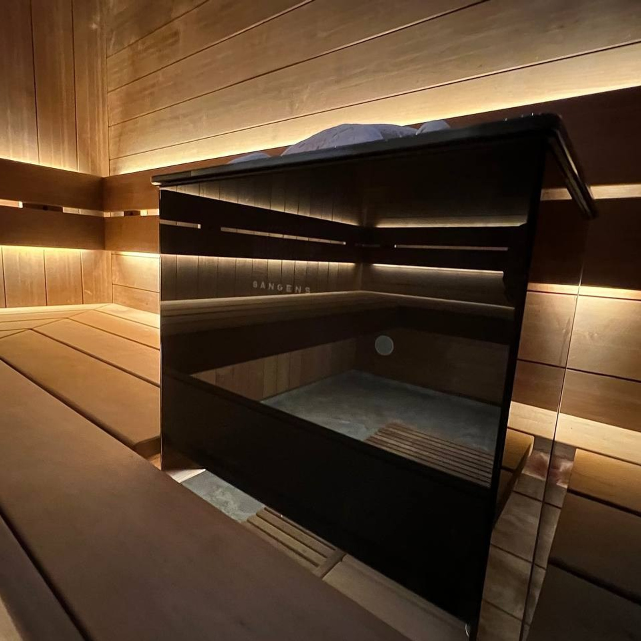Парная в Киссолово: термоольха, Sangens, чёрное стекло и потолок, усыпанный 200 мерцающими звёздами