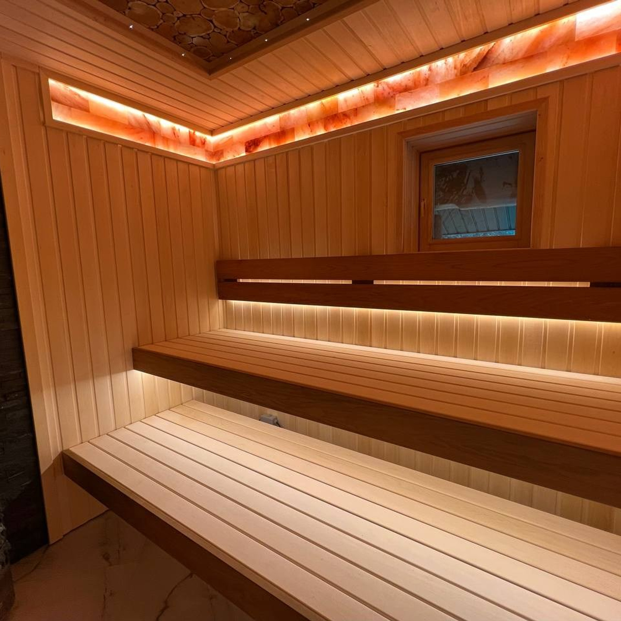 Уютная сауна на берегу реки Сясь в Теребуне: липа, тёплая термоольха и волшебный свет гималайской соли под потолком.