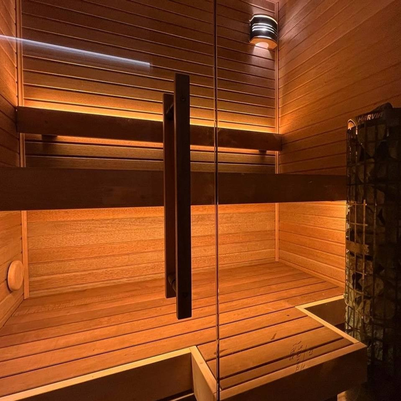 Компактная сауна в Вартемяги Парке. Отделана золотистым кедром, а полки выполнены из комбинации ольхи и термоольхи