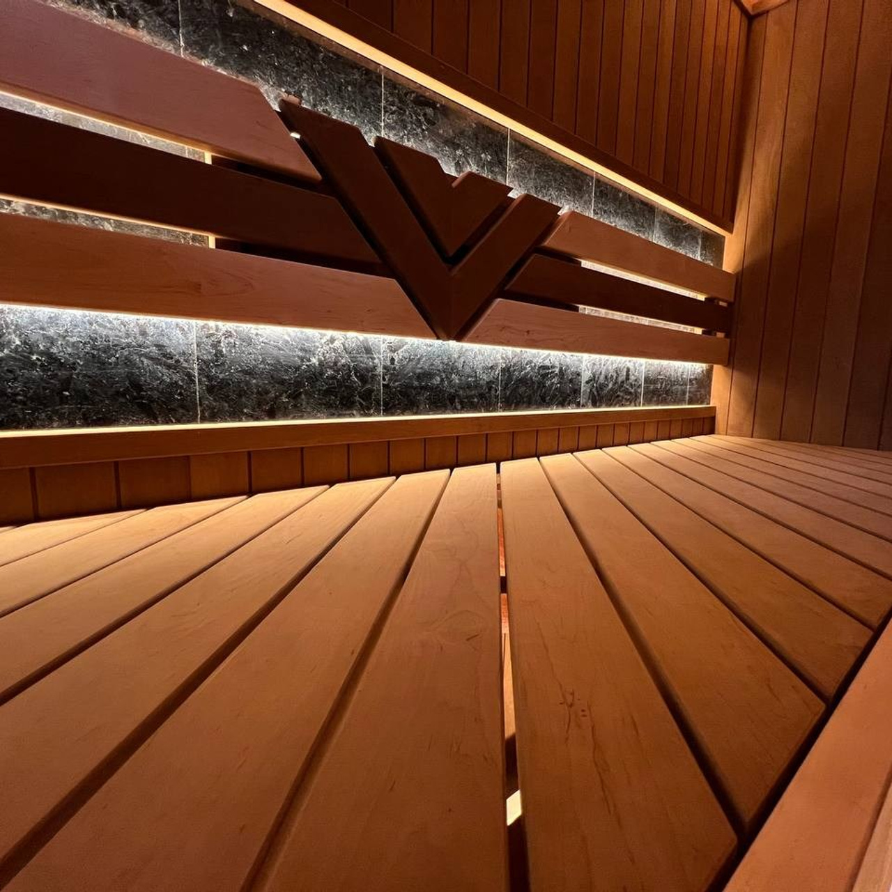 Шикарная парная в Денисово. Уникальный дизайн, большое количество сибирского можжевельника и талькомагнезит с подсветкой