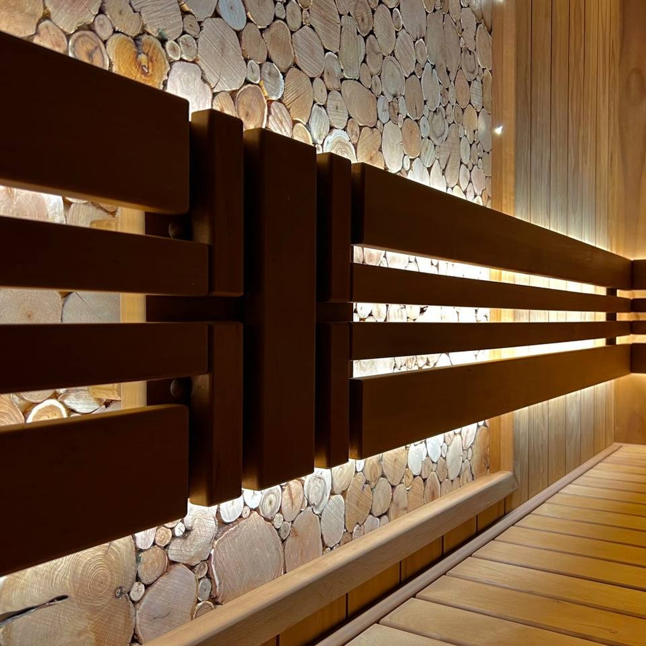 Парная в Небе. Полностью выполнена из термоольхи с интеграцией массивных можжевеловых панно, оптоволокна и подвижных элементов полков