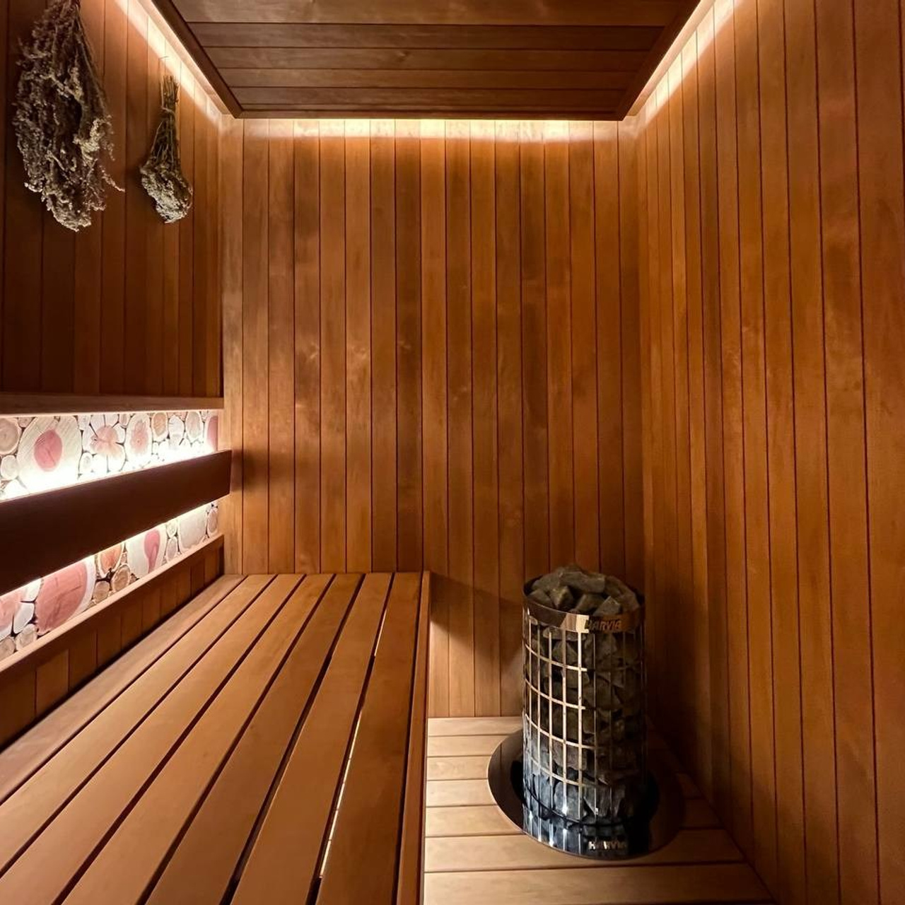 Компактная сауна в&nbsp;Вартемягах: термоольха, закарнизная подсветка, можжевеловое панно и&nbsp;крымское разнотравье. В&nbsp;пологе- Harvia Cilindro