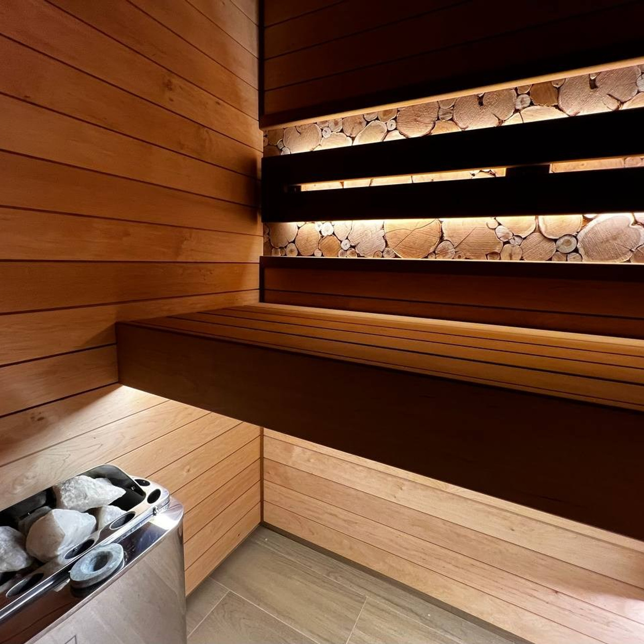 Уютная парная в&nbsp;Glorex Заневский. Компактная, но&nbsp;визуально просторная за&nbsp;счет парящих полков и&nbsp;горизонтального расположения светлой ольхи