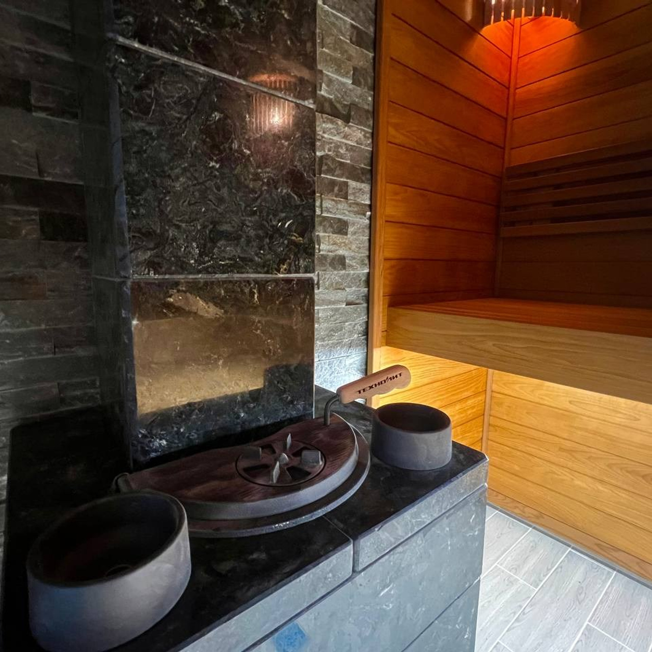 Баня в Мельничном Ручье на базе каменки Технолит из термоосины и пестрого канадского кедра, придающего неповторимый аромат во время парения