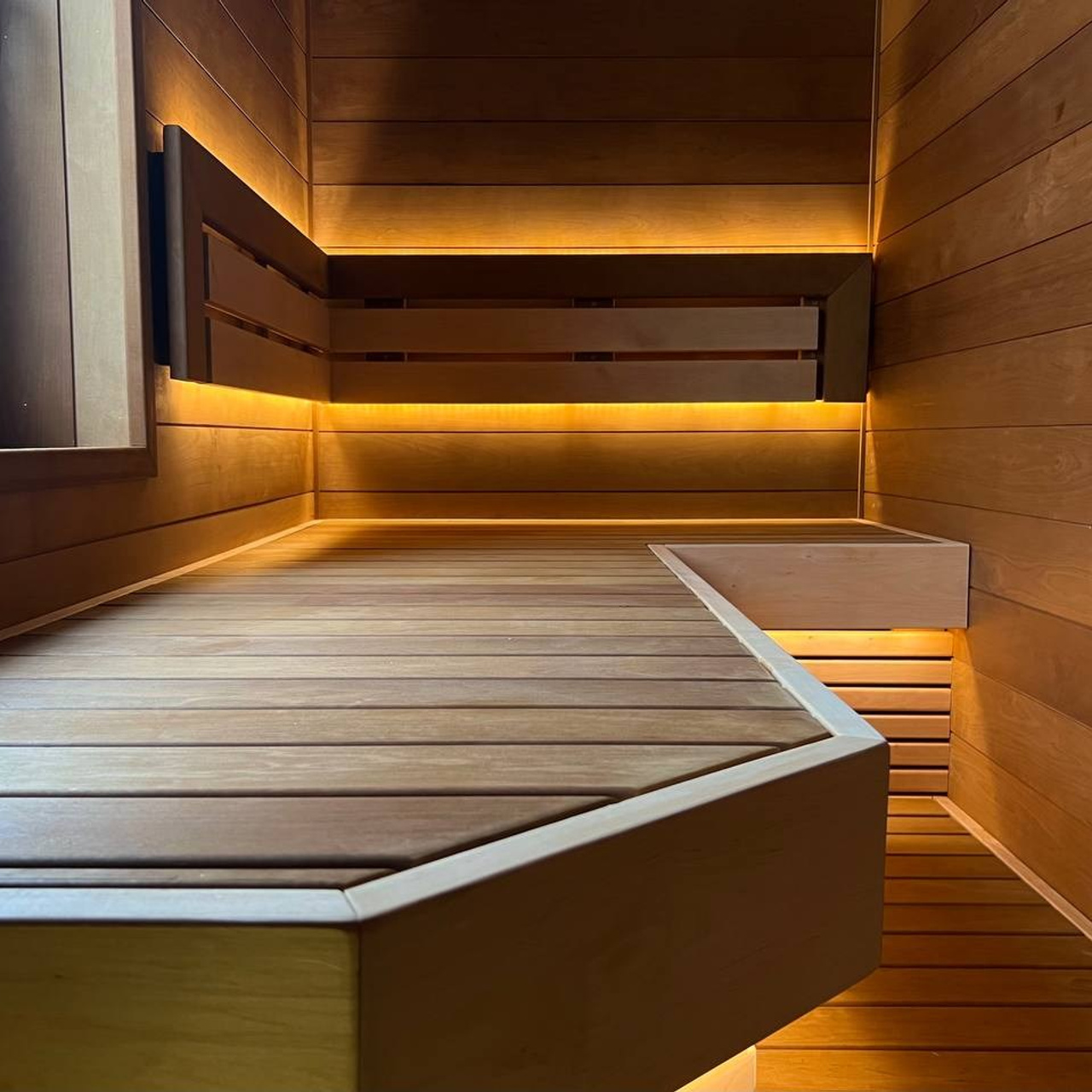 Сауна в Румболово из ольхи на базе электрокаменки IKI Monolith. С добавлением оптоволокна и светодиодных лент производителя Harvia