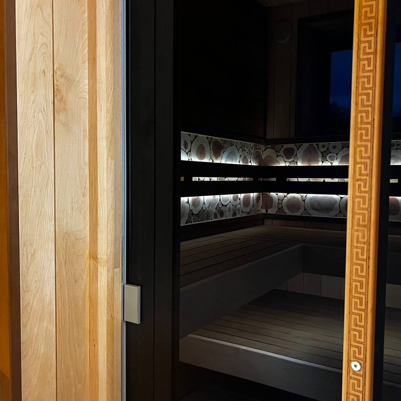 Сауна в&nbsp;Садах Времени на&nbsp;электрокаменке Sangens в&nbsp;облицовке из&nbsp;черного закаленного стекла. Выполнена в&nbsp;классическом стиле нашей команды