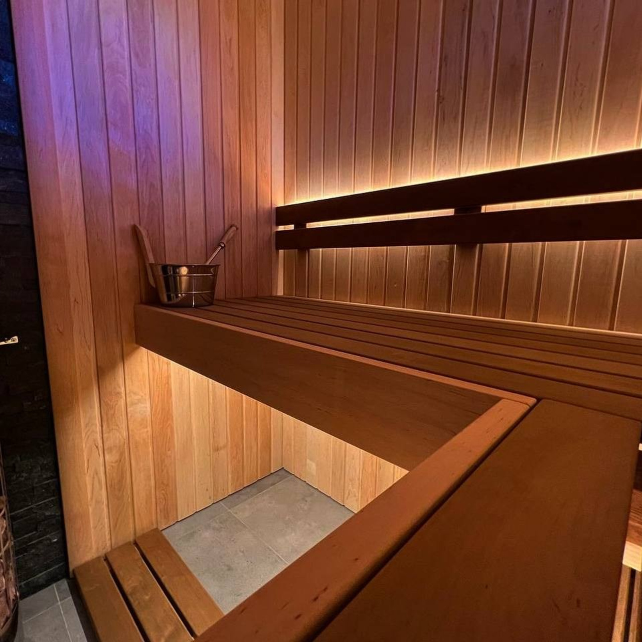 Классика STM в Рахье. Парящие полки, никаких стоек и вертикальных зашивок. Каждый сантиметр пространства должен быть полезным!