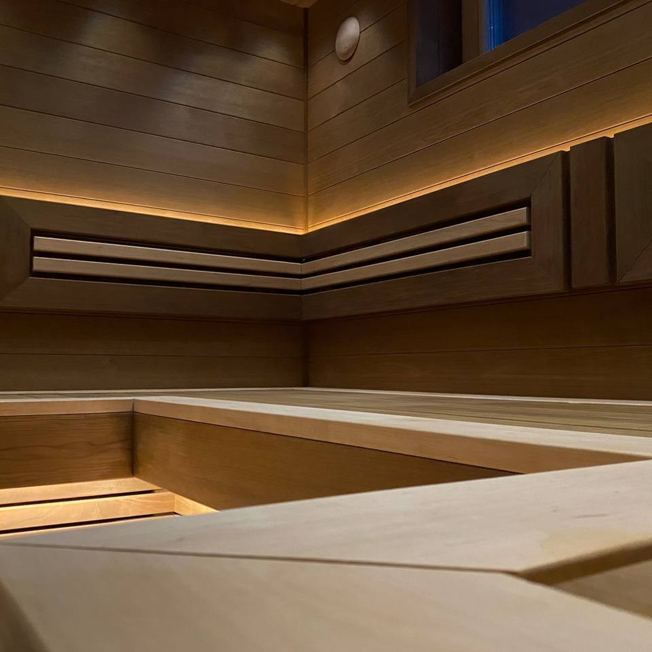 Баня в Аудио: печь Атмосфера, П-образные полки, звёздное небо и оптоволоконная подсветка создают уют и магию в парной.