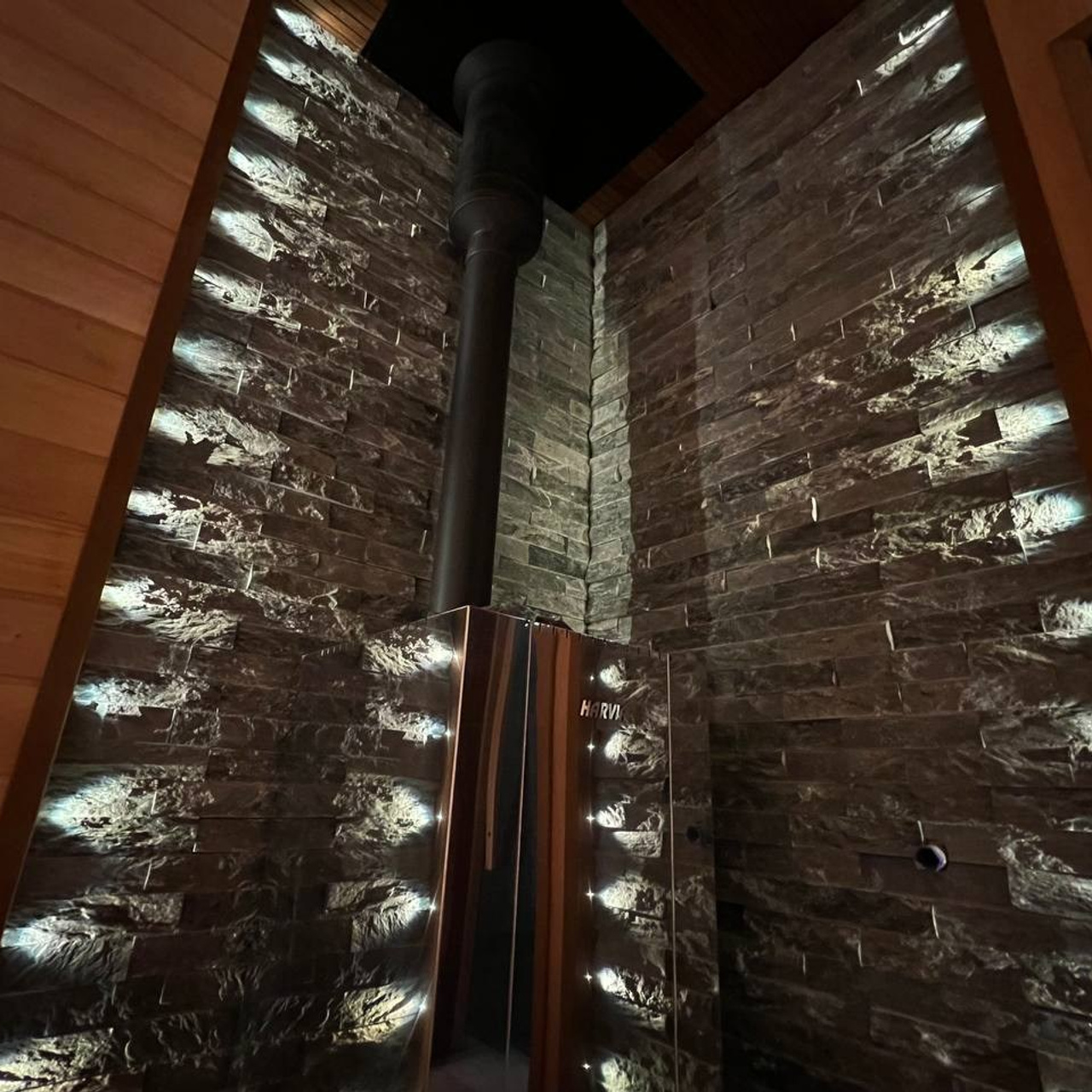 Парная в Лисьем носу с анатомическим пологом и можжевеловым панно, а хромированная печь в свете оптоволокна создает неповторимую атмосферу.