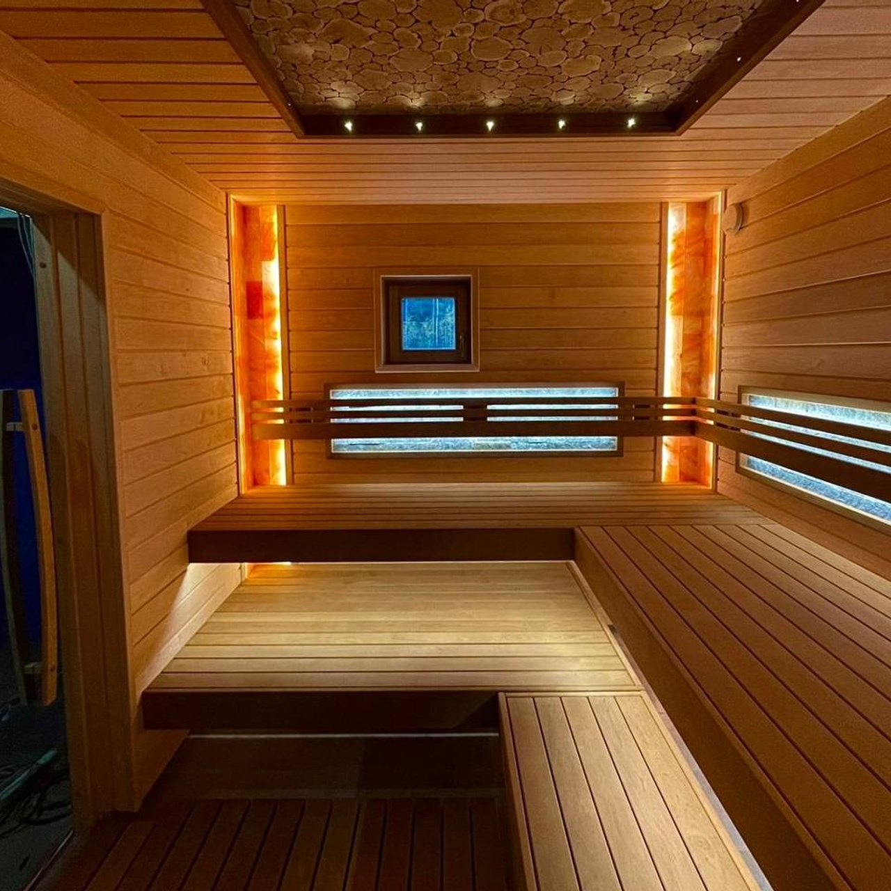 Парная в Манушкино по проекту MBSaun: гармония гималайской соли и натурального камня за подспинниками создаёт особую атмосферу уюта.