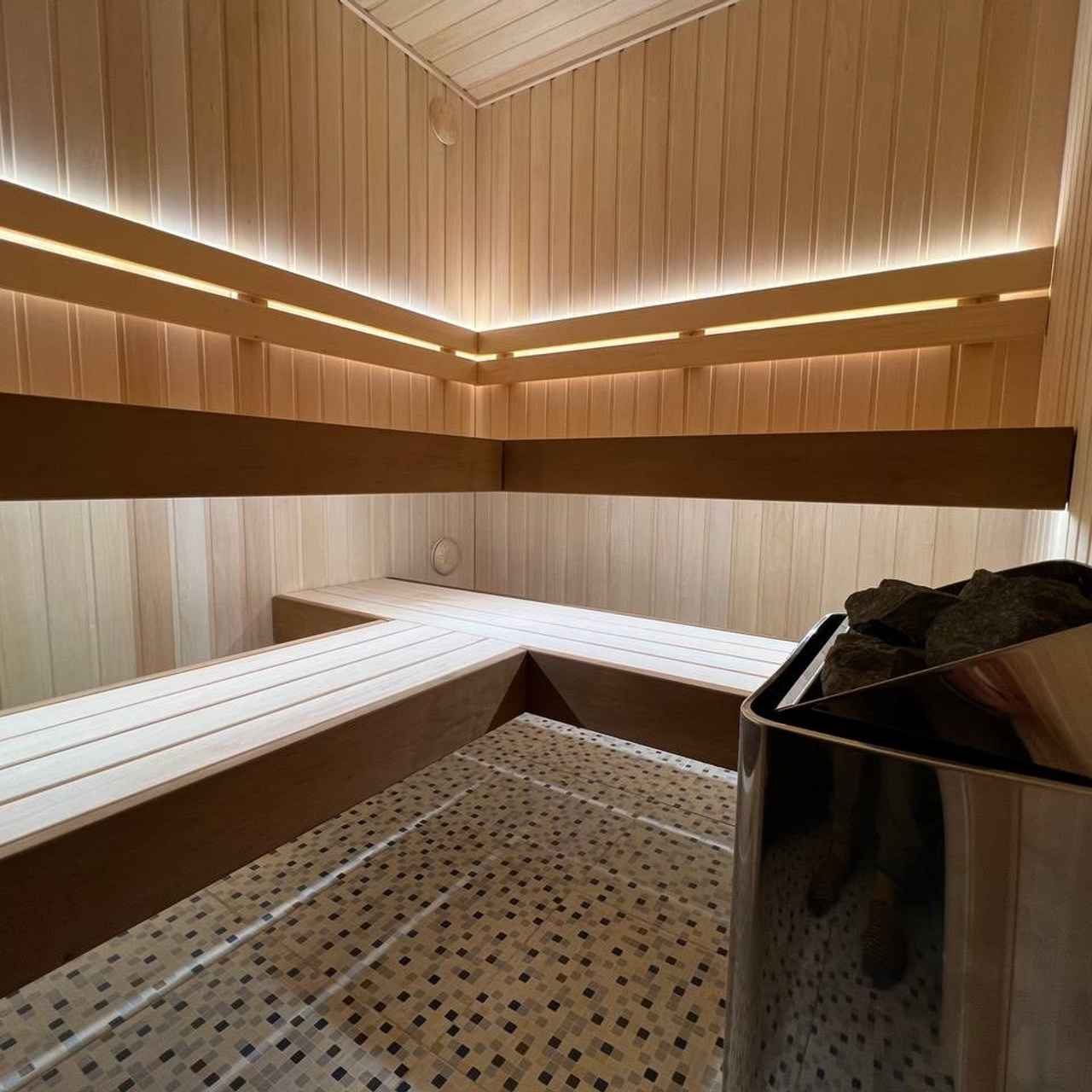 Просторная и светлая сауна в Шаглино выполнена из ароматной липы и африканского абаши, а тепло ей дарит электрокаменка Harvia Trendi KIP.