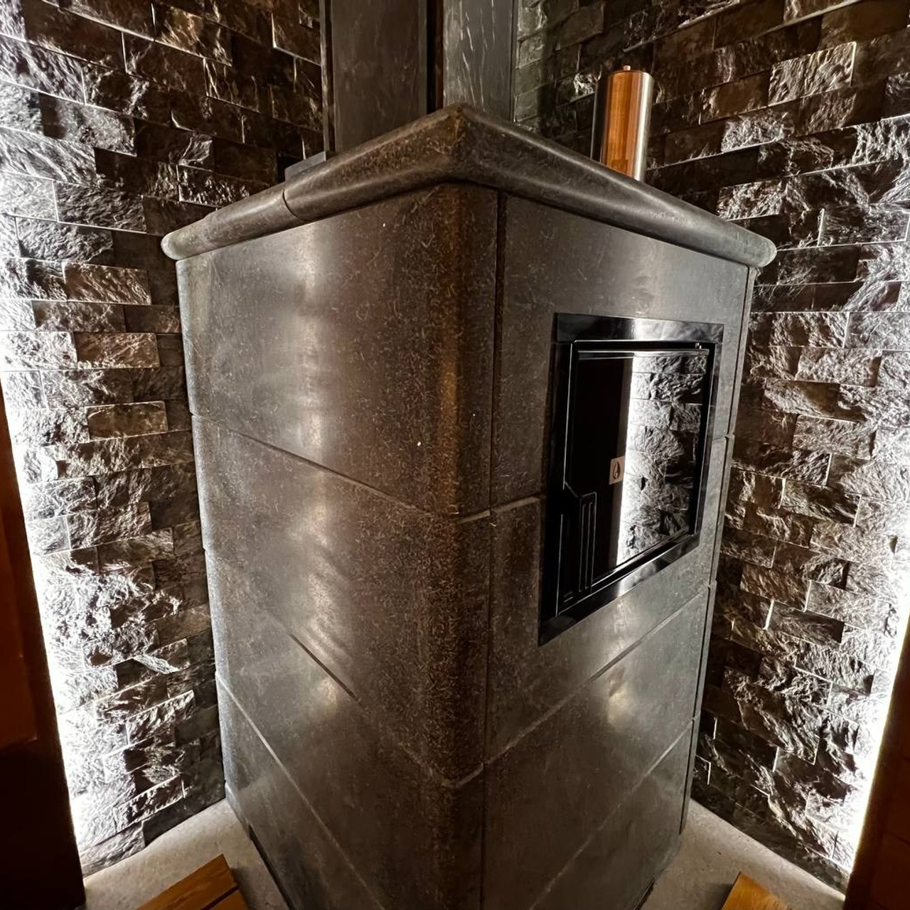 Компактная, но в то же время просторная парная в Петергофских дачах. Рациональное расположение полков и Easysteam в талькохлорите