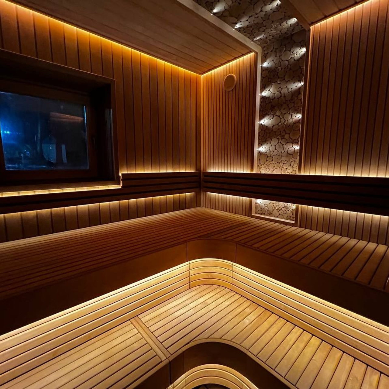 Роскошная парная на берегу Пионерского озера. Благородная термоольха, ароматный можжевельник и теплая подсветка дарят незабываемую атмосферу