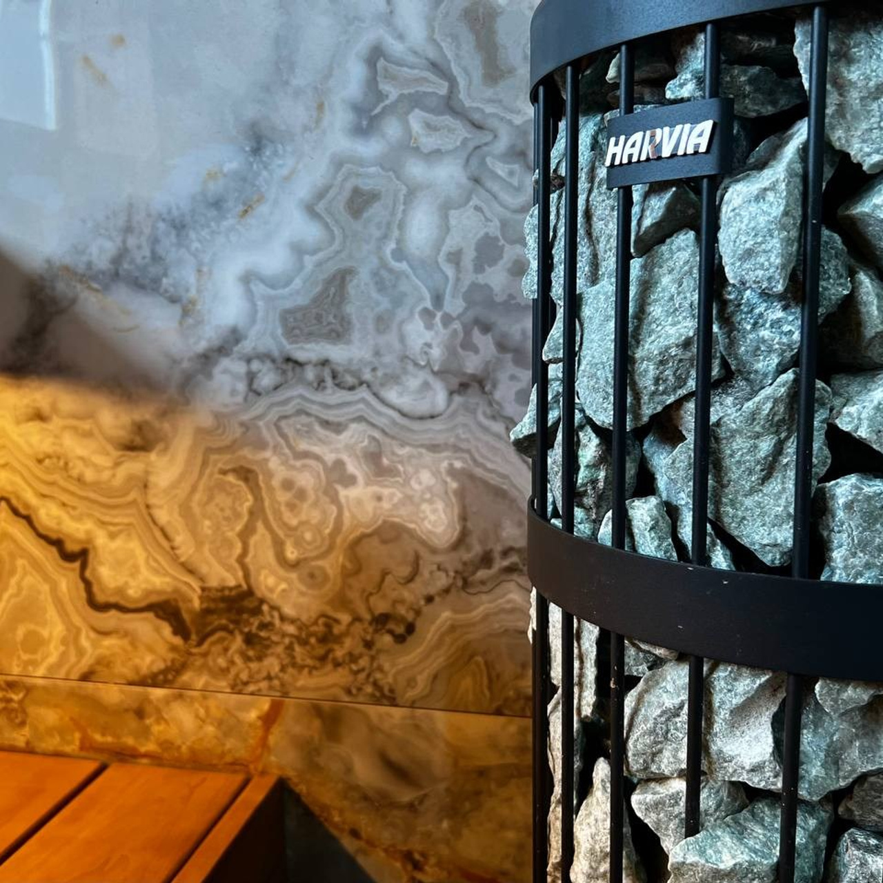 Роскошная парная в&nbsp;Красноармейском с&nbsp;высоким потолком, широкими полками, панорамным окном и&nbsp;Harvia Legend на&nbsp;дистанционном управлении