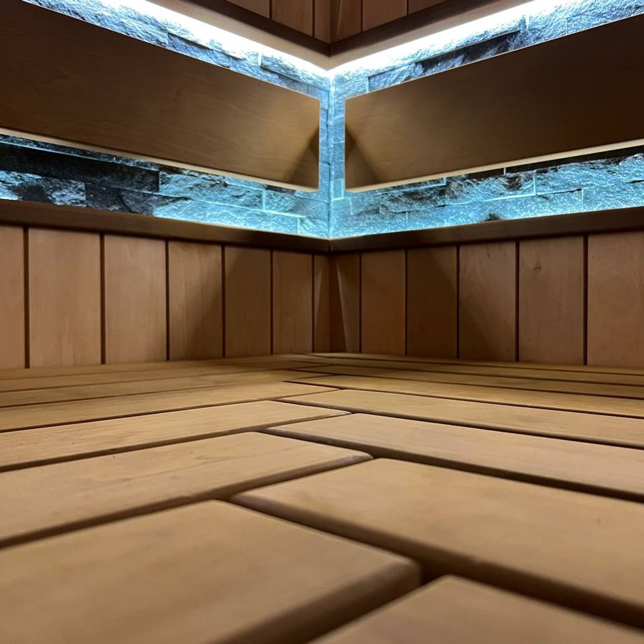 Просторная сауна в&nbsp;Сертолово из&nbsp;термоольхи с&nbsp;интеграцией можжевеловых линий и&nbsp;большого количества натурального камня