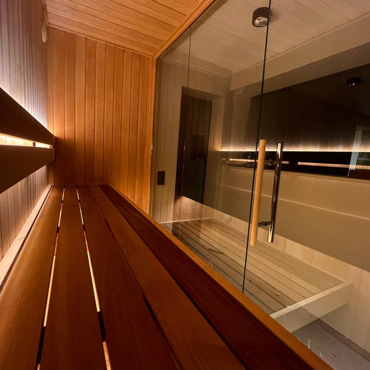 Компактная семейная сауна со стеклянным фасадом в Токсово. Выполнена на базе Harvia Cilindro из ольхи и термоольхи