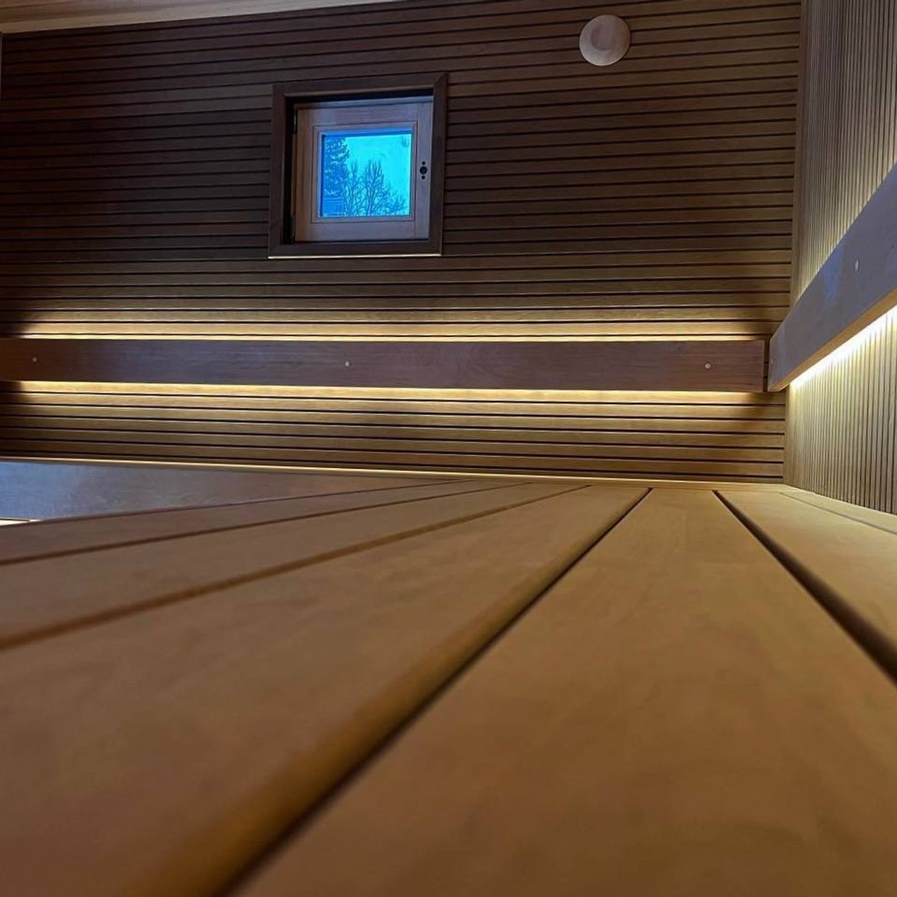 Сауна в Истре из ольхи разного профиля и разной степени термообработки. Огромное панорамное окно и 16.5 кВт энергии, преобразованной в пар!