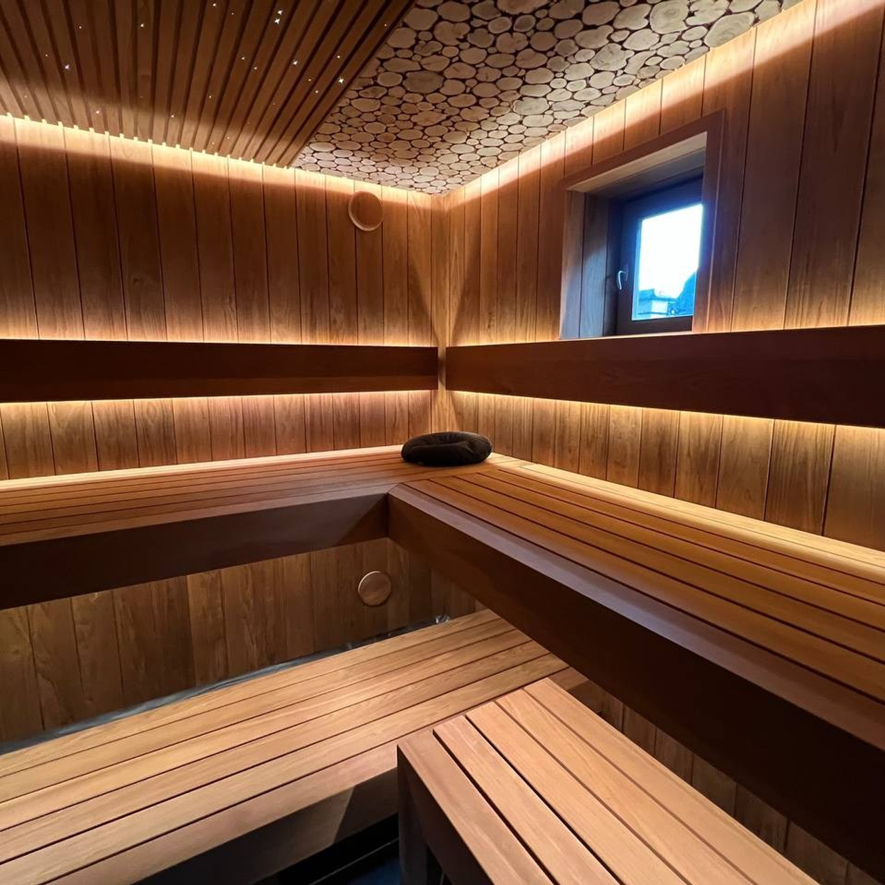 Парная в&nbsp;Лесколово для Saunaispa: впечатляющее можжевеловое панно в&nbsp;половину потолка и&nbsp;звёздное небо на&nbsp;второй.