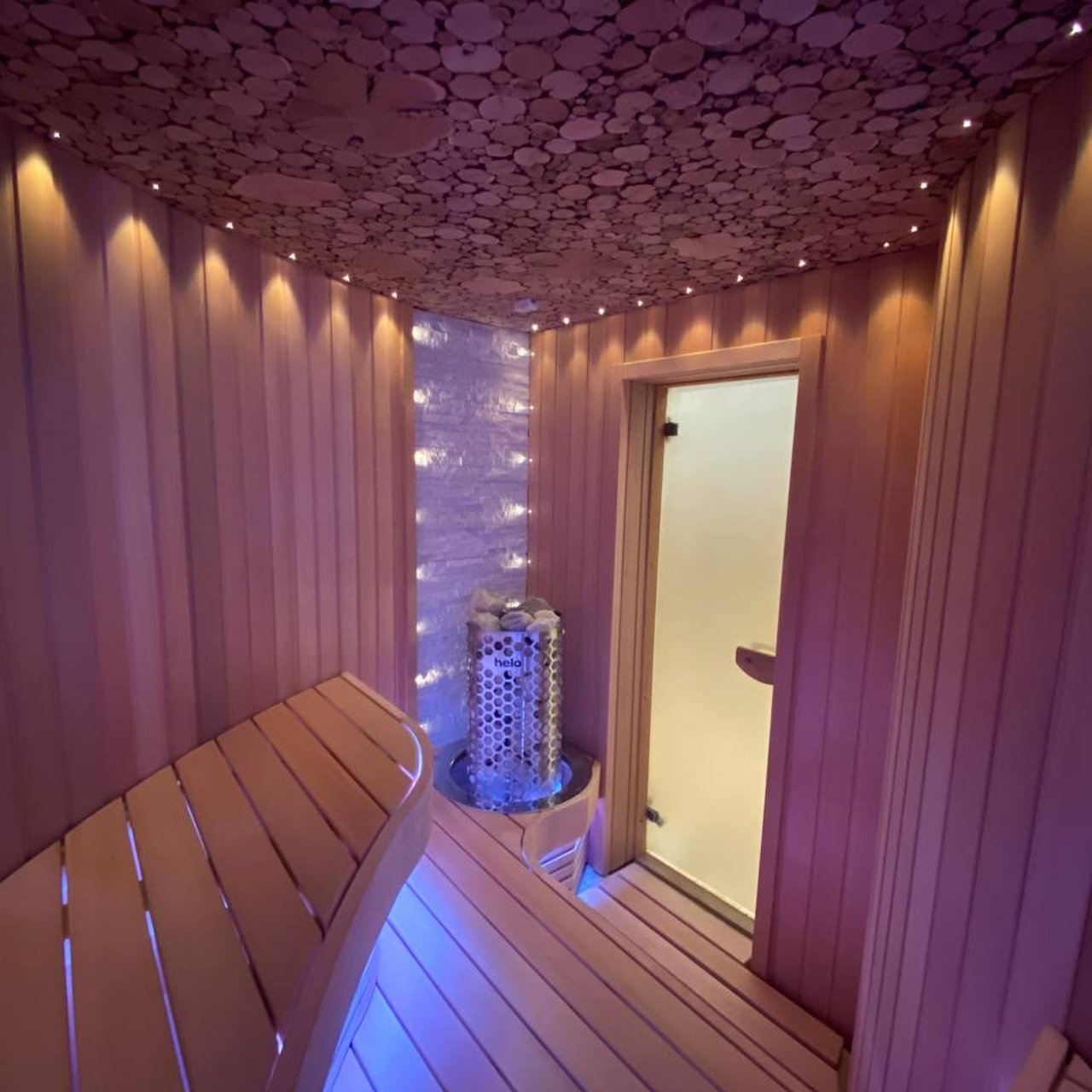 Сауна «Банан» из канадского кедра в Селятино: Helo Himalaya, оптоволокно и яркая RGB-подсветка в стильном исполнении.