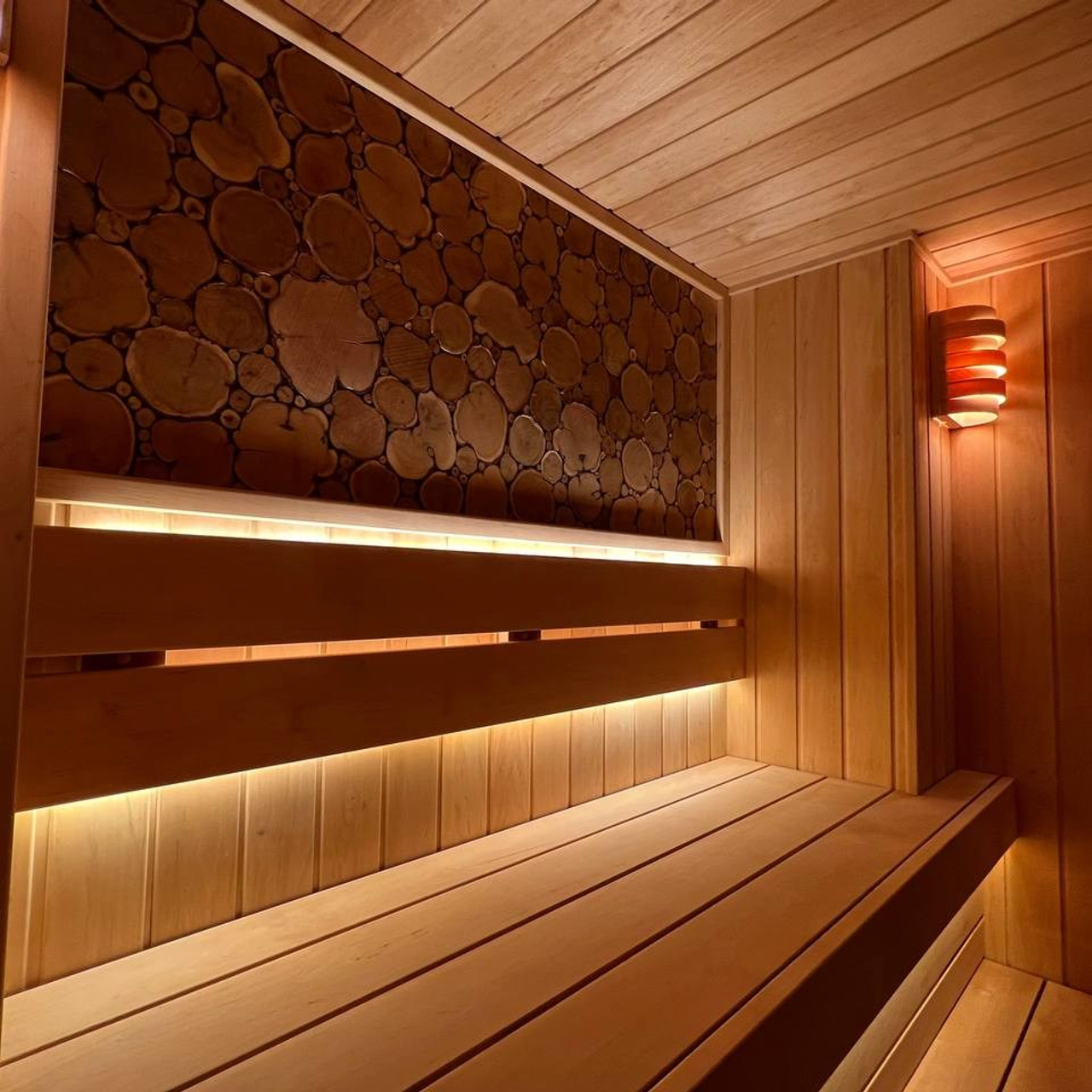 Уютная сауна на Петроградке из белорусской ольхи с можжевеловым панно, винтажными светильниками и паром от Harvia Cilindro