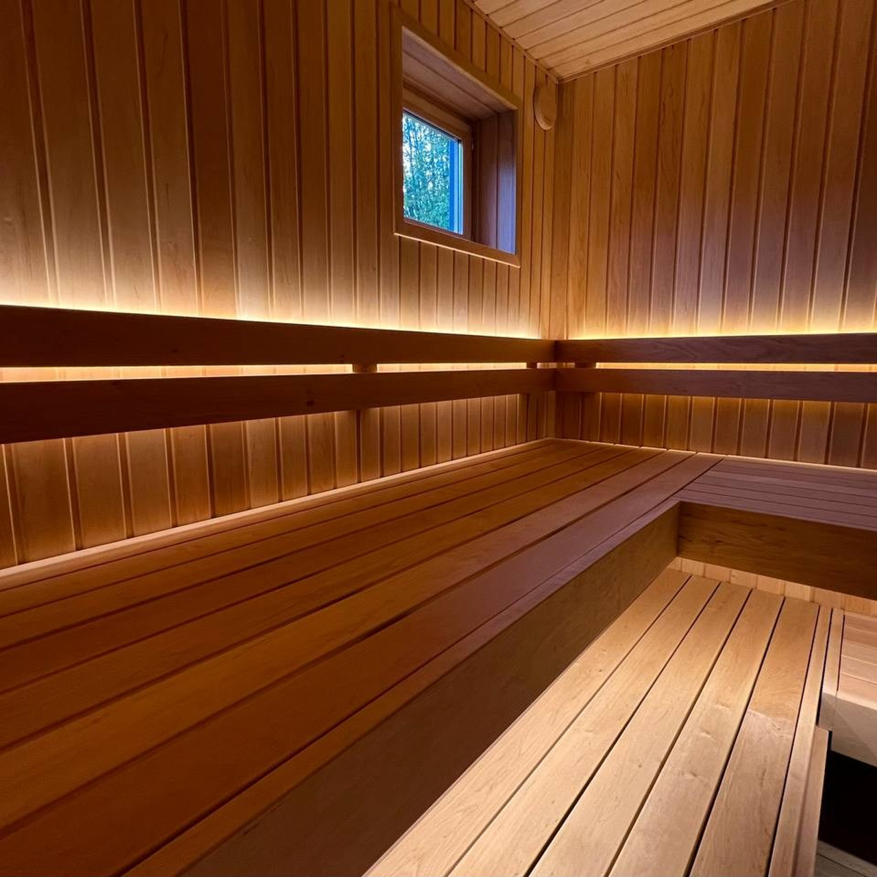 Две симметричные парные в&nbsp;Зеленогорске: ольха софтлайн и&nbsp;каменка Везувий в&nbsp;противопожарном углу из&nbsp;сланца