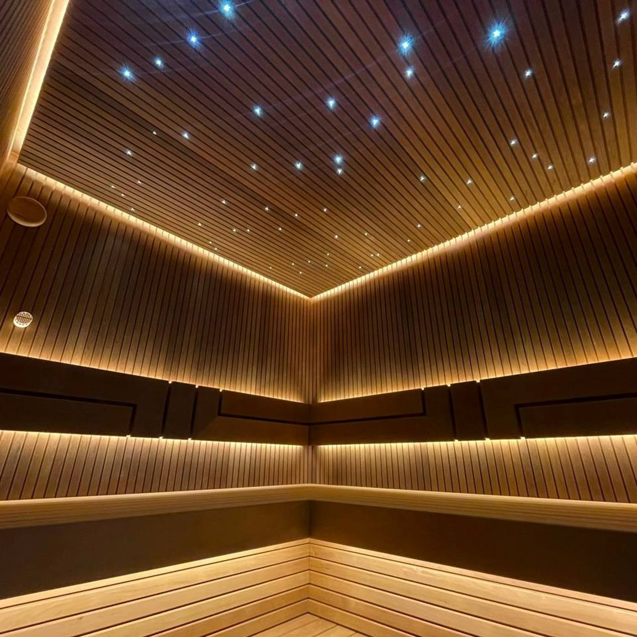 Сауна на Медном Озере из термоольхи «рейка», с тёплой подсветкой, звёздным небом и эффектным IKI Monolith на фоне итальянского камня
