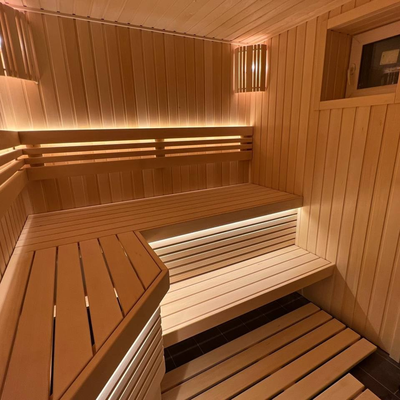 Светлая сауна в Пустынке. Выполнена в классическом стиле из липы и африканского абаши, отапливается электрокаменкой Sawo Aries