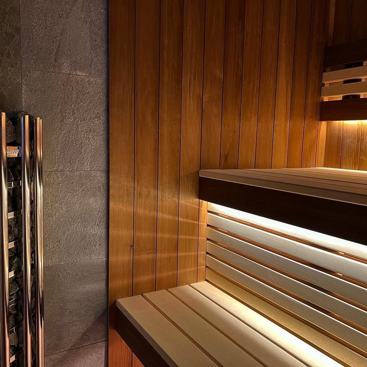 Просторная сауна в Киришах: термоосина, абаши, термоабаши, разные сценарии освещения и панорамная входная группа.