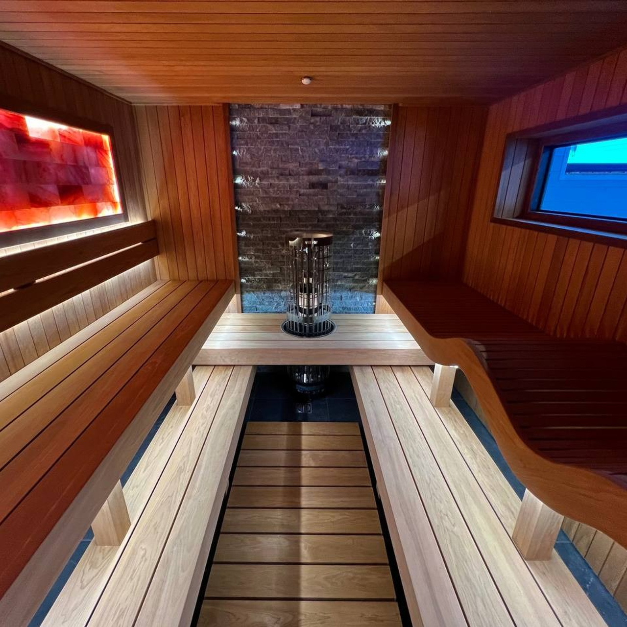 Сауна в Хапо-Ое имеет две зоны: внешне похожие, но разные по назначению. Можно выбрать одну или насладиться обеими сразу.