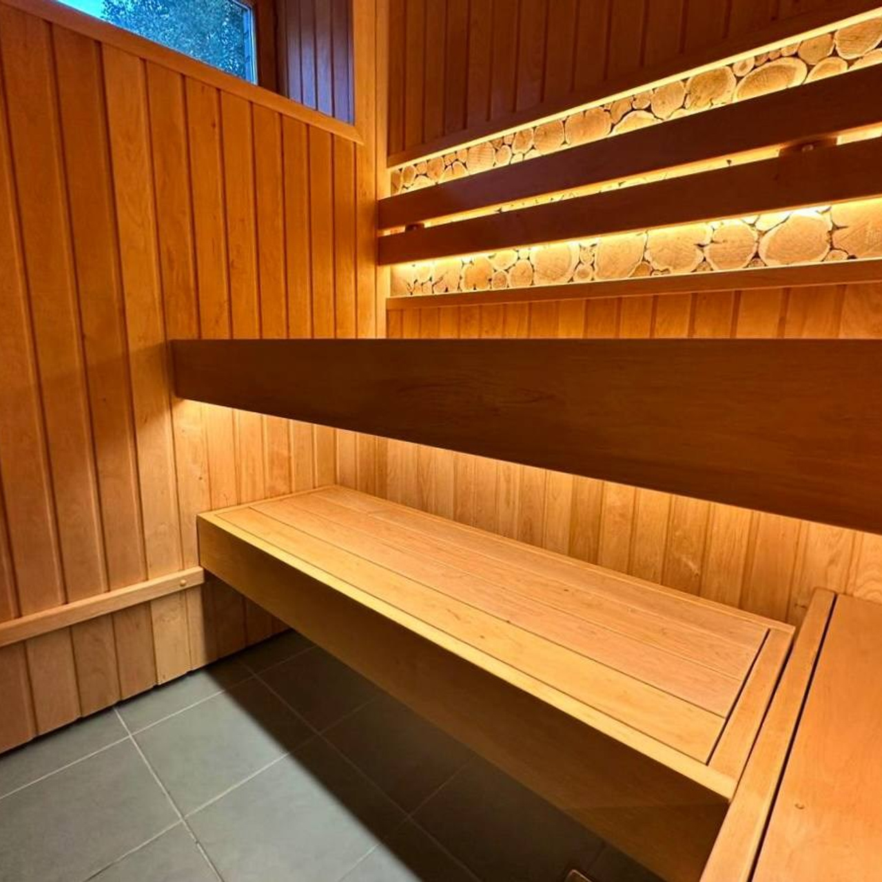 Сауна в Киссолово на 100% выполнена из ольхи. За подспинником красуется можжевельник, а отапливает эту красоту Harvia Cilindro
