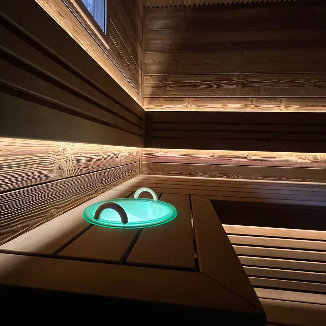 Парная в Лиикола Клаб на базе мощной печи Kastor. Отделка выполнена из брашированной доски Шале и термоольхи