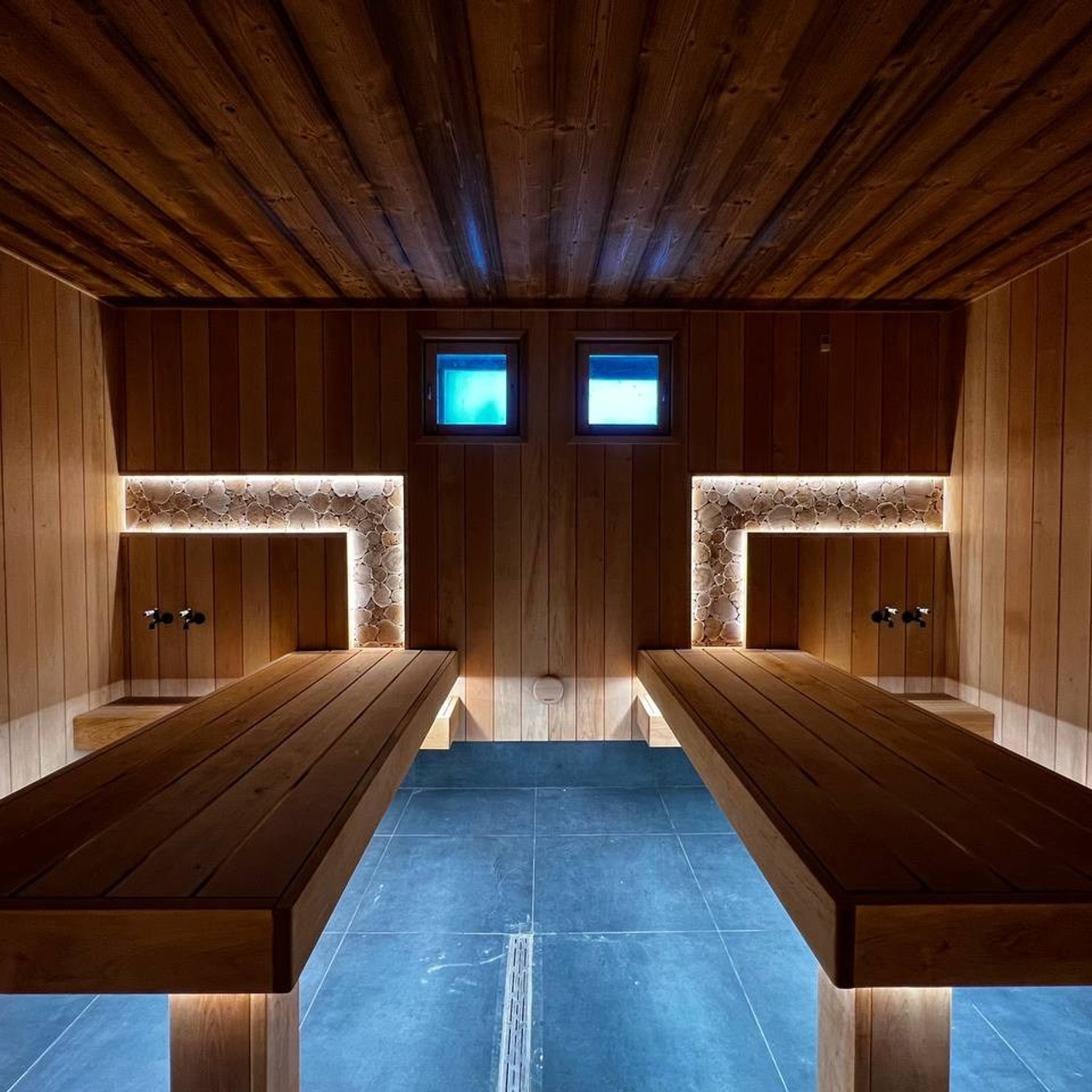 Просторная парная в Хюгге на озере. Создана для работы сразу двух, а то и трех пармастеров. Незабываемое парение обеспечено, проверяли лично