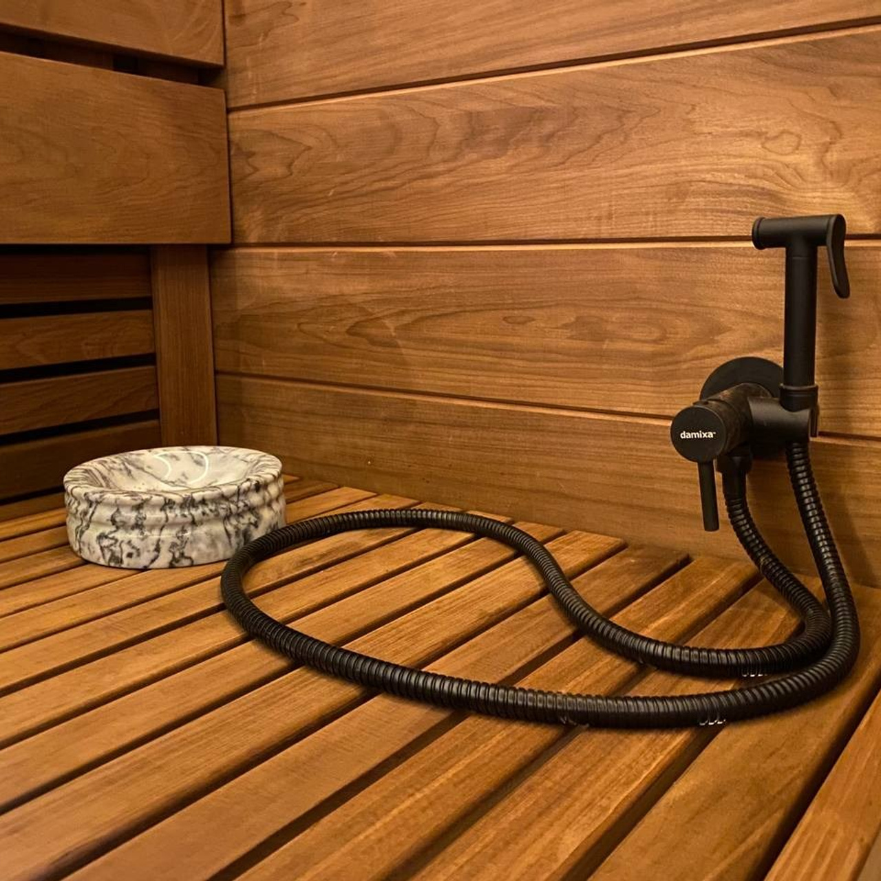 Сауна в селе Былово из термоосины: парящий потолок с подсветкой и скрытая электрокаменка с функцией залива воды — стильно и смело.