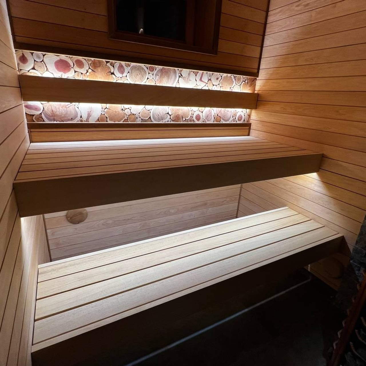 Компактная баня в&nbsp;Терра-Выборгском: светлая ольха в&nbsp;горизонтали и&nbsp;абаш на&nbsp;парящих полках визуально расширяют пространство.