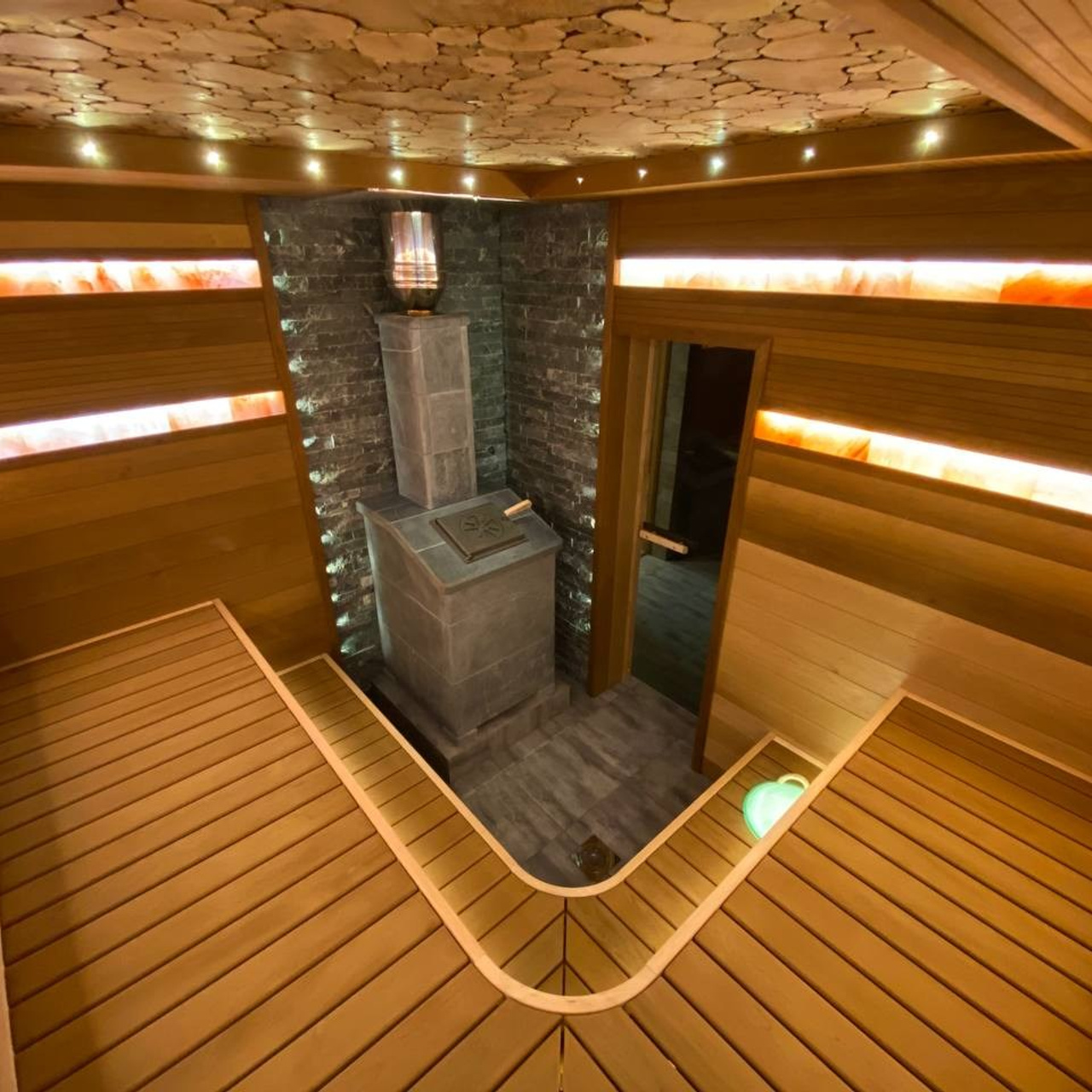 Баня в Домодедово для MBsauna в их фирменном стиле: термоольха, радиальные элементы, солевые линии, оптоволокно и сердце — печь Gefest Grom.