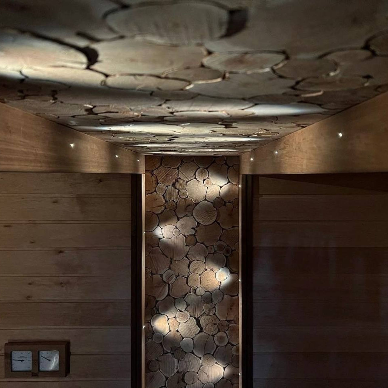 Парная в Ривер Парке из ольхи и термоольхи, с солевой линией, точечной подсветкой панно и камня, печь — Harvia Cilindro.