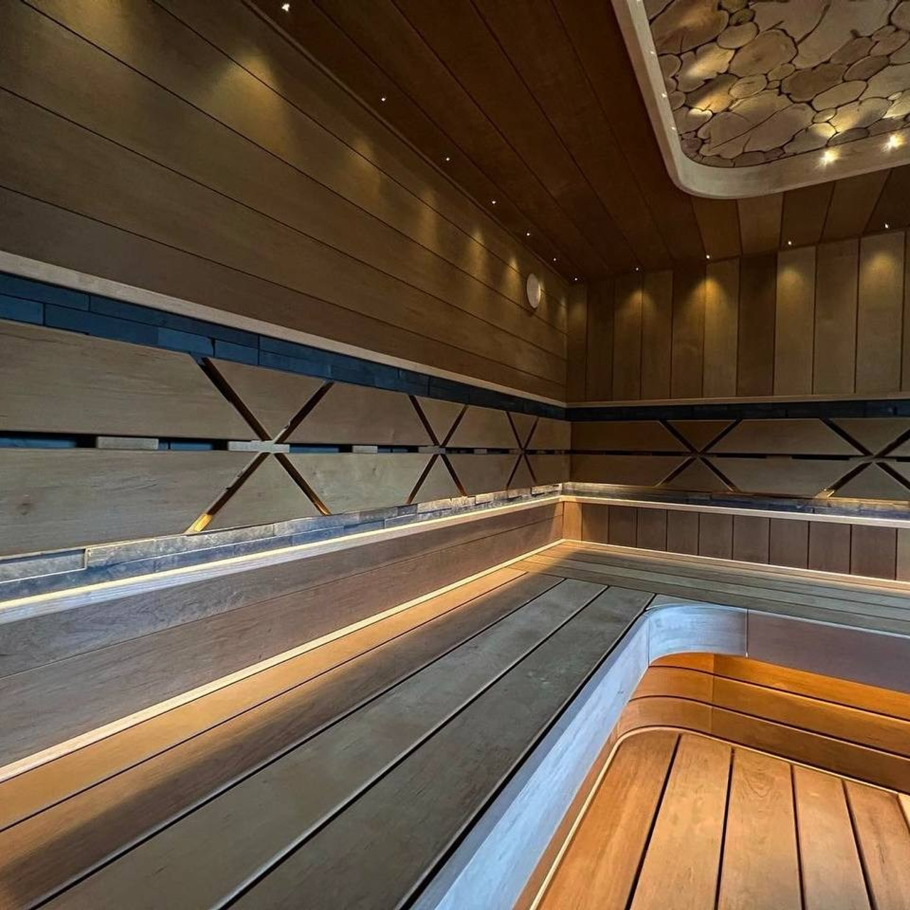 Эстетика пара в Касимово: термоольха, резьба, Helo-термос, радиальные акценты, можжевельник и оптоволоконный свет.