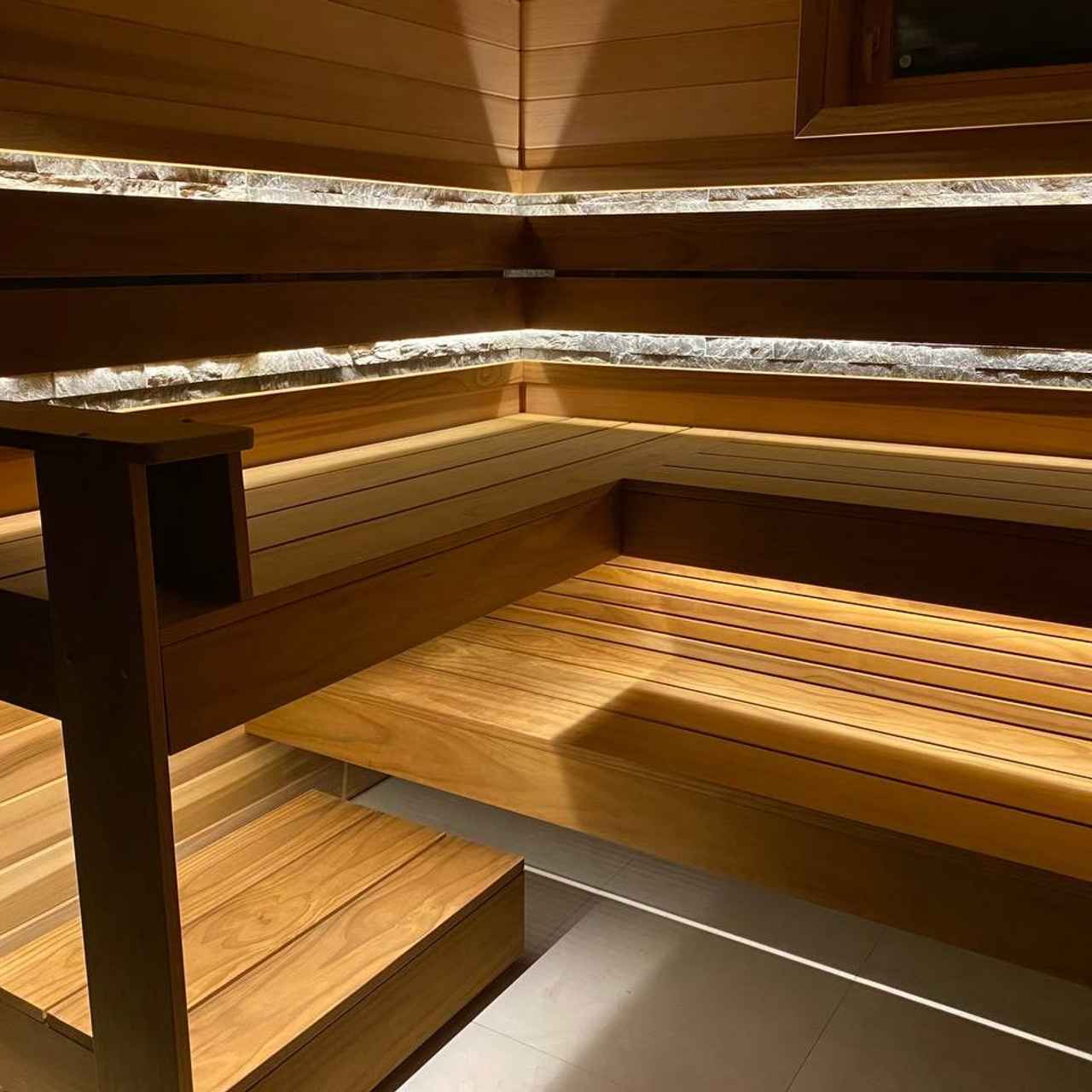 Парная у залива из канадского кедра и новозеландской термососны, с камнем за спинкой для дополнительного прогрева во время парения.