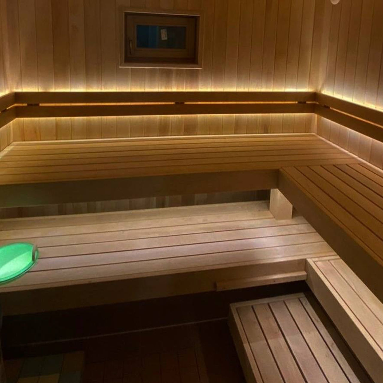 Парная в Мартышкино из ольхи и термоольхи с парящими полками, светодиодным освещением и лавкой на реллингах для комфортного парения